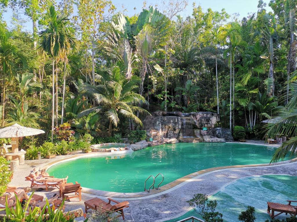 My TOP 4 Sepilok Resorts: Where to Stay to See Orangutans in Borneo