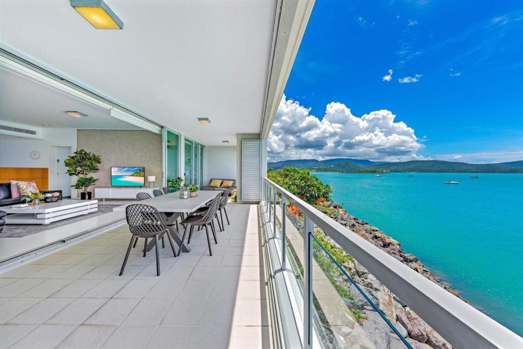 11 Amazing Holiday Homes Airlie Beach Has: Where We Stayed + What We Loved
