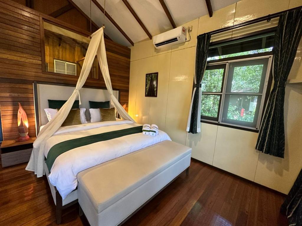 My TOP 4 Sepilok Resorts: Where to Stay to See Orangutans in Borneo