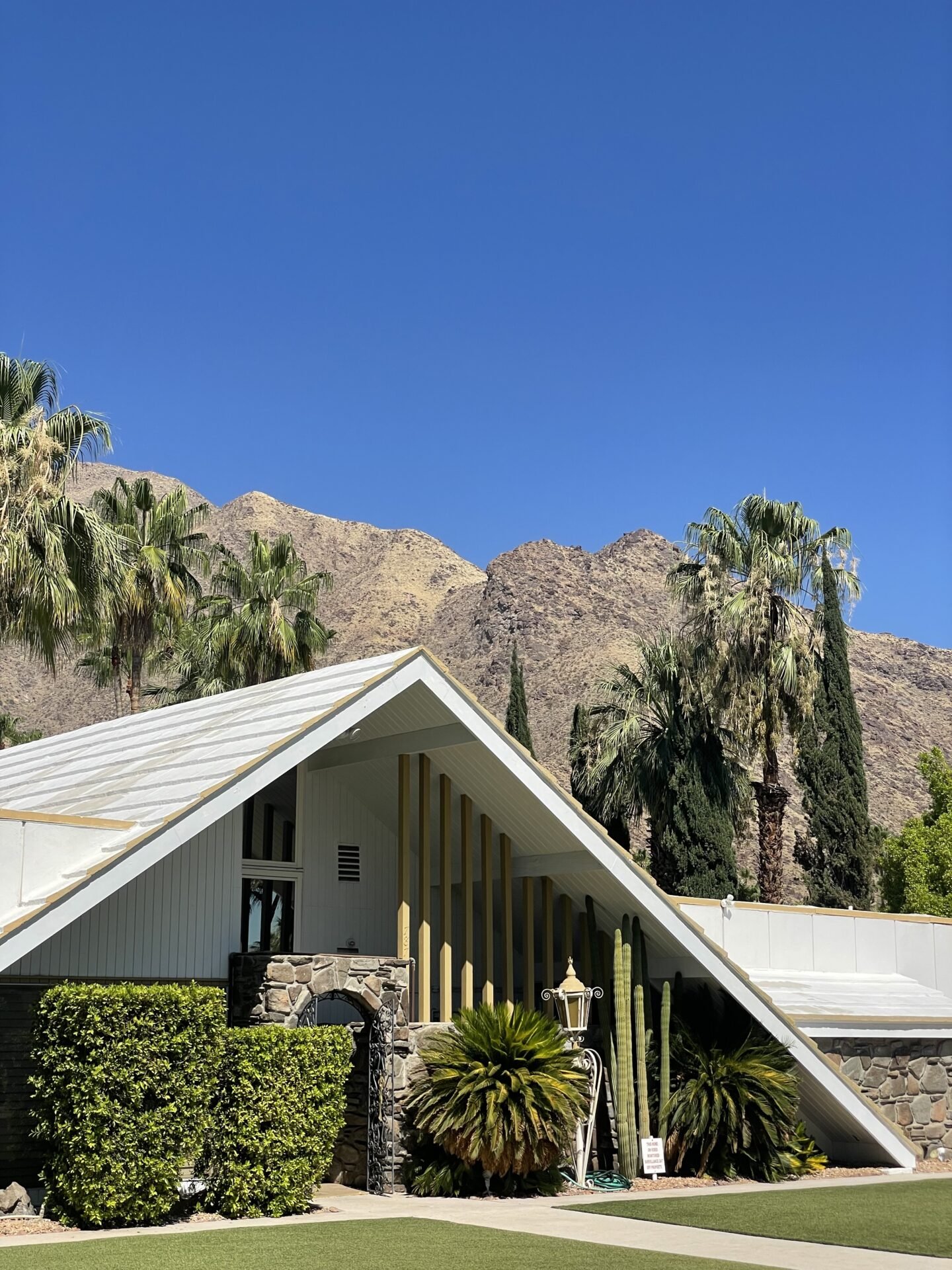 Where to See Cool Houses in Palm Springs California: My Favorite Spots for Mid-Century Homes 2026